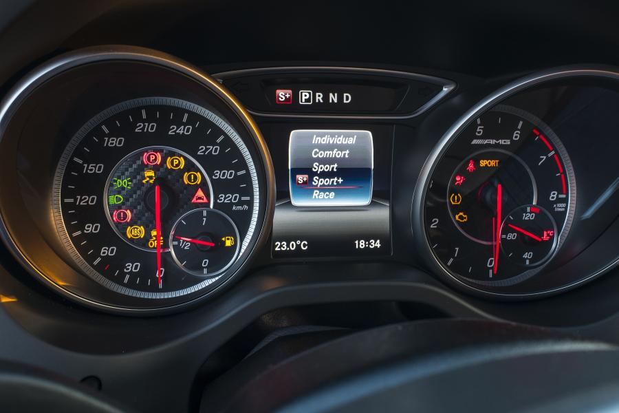 Панель приборов Mercedes-AMG CLA45 4Matic 2016 года  (фото 16 из 40)